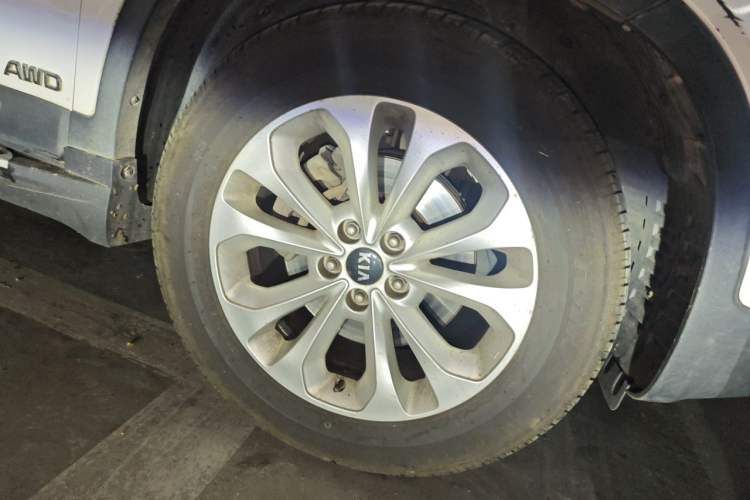 Used Kia Sorento 2013 2.2T 7-seat Diesel Comfort Edition Right Front Wheel Hub