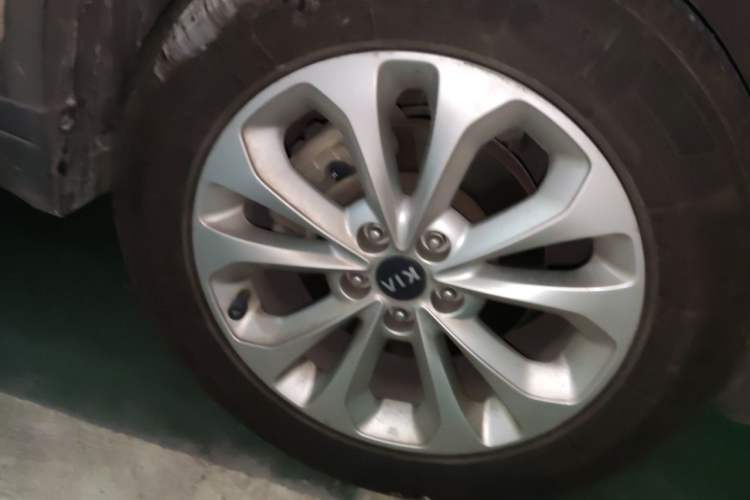 Used Kia Sorento 2013 2.4L 7-Seater Gasoline Comfort Version China IV Standard Right Front Wheel Hub