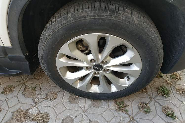 Used Kia Sorento 2013 2.4L 7-seat Gasoline Comfort Edition Right Front Wheel Hub