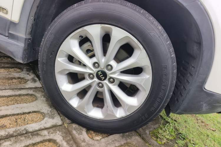 Used Kia Sorento 2013 2.4L 7-Seater Gasoline Comfort Version China IV Standard Right Front Wheel Hub