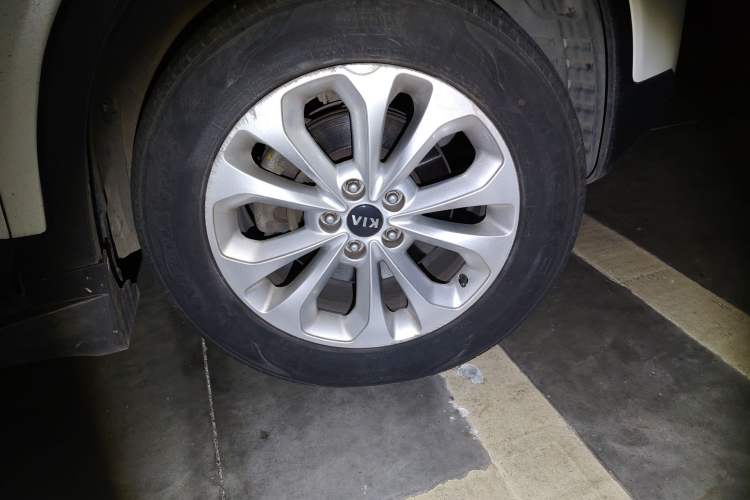 Used Kia Sorento 2013 2.4L 5-Seater Gasoline Comfort Edition Right Front Wheel Hub