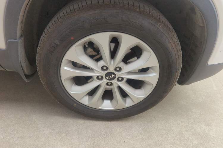Used Kia Sorento 2013 2.2T 7-Seater Diesel Supreme Edition Right Front Wheel Hub