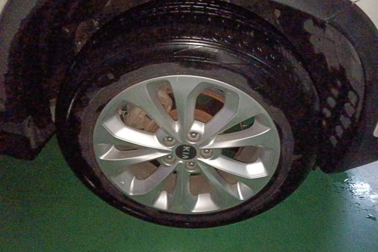 Used Kia Sorento 2013 2.4L 7-seat Gasoline Comfort Edition Right Front Wheel Hub