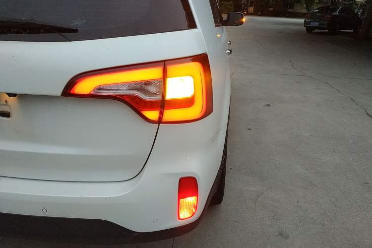 Used Kia Sorento 2013 2.4L 7-seat Gasoline Comfort Edition Right Rear Taillight