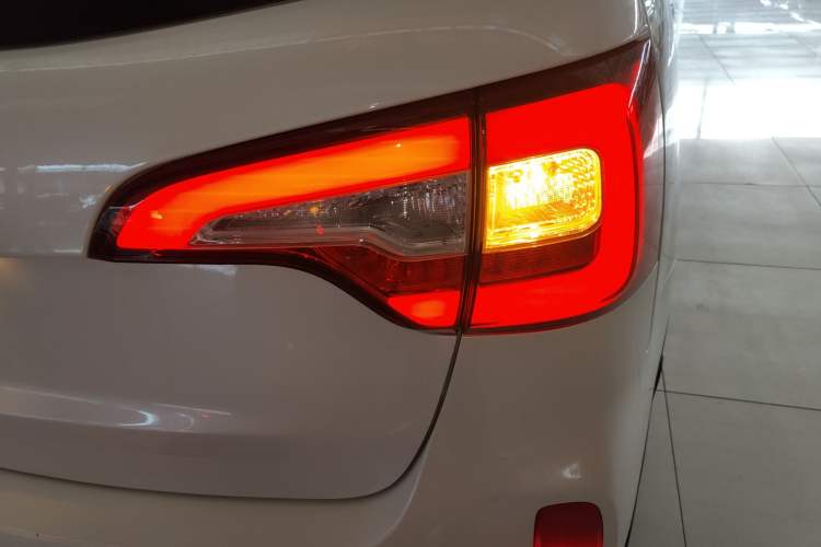 Used Kia Sorento 2013 2.4L 5-Seater Gasoline Comfort Edition Right Rear Taillight