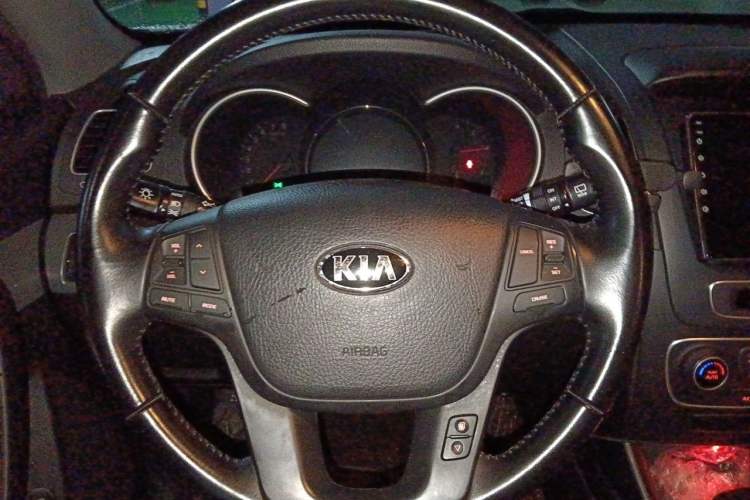 Used Kia Sorento 2013 2.4L 7-seat Gasoline Comfort Edition Steering Wheel