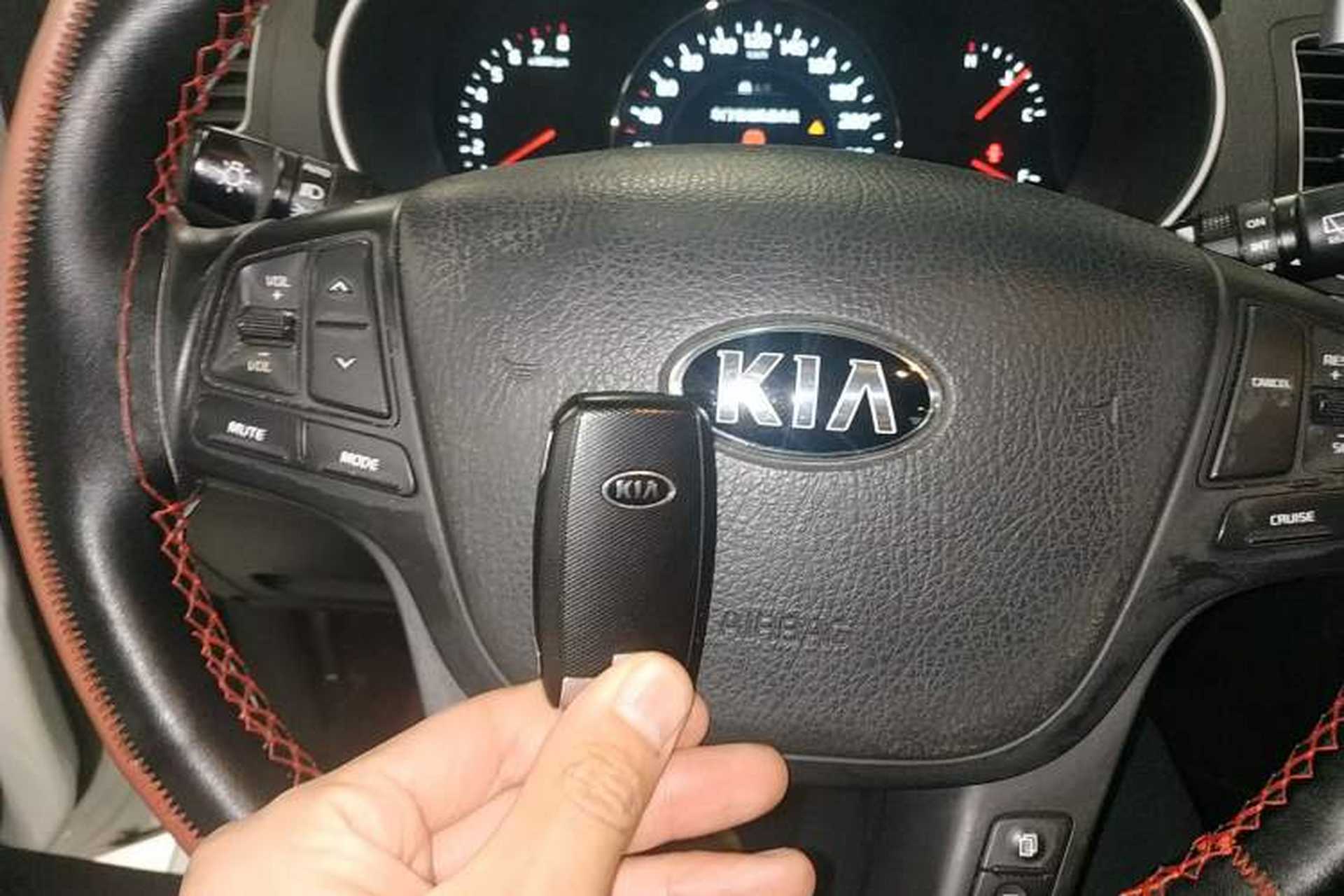 Used Kia Sorento 2013 2.4L 5-Seater Gasoline Luxury Version China IV Standard Vehicle Key