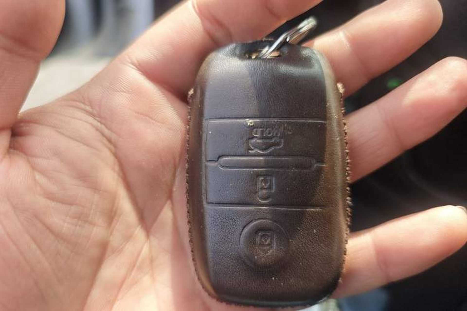 Used Kia Sorento 2013 2.4L 5-Seater Gasoline Luxury Version China IV Standard Vehicle Key