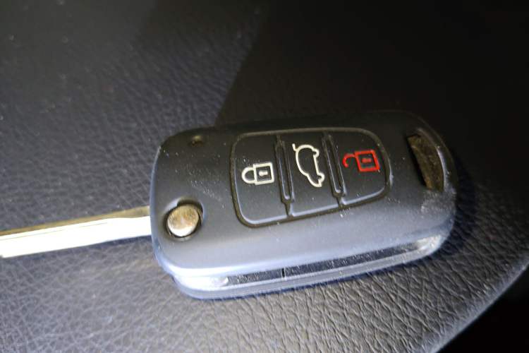 Used Kia Sorento 2013 2.4L 5-Seater Gasoline Comfort Edition Vehicle Key