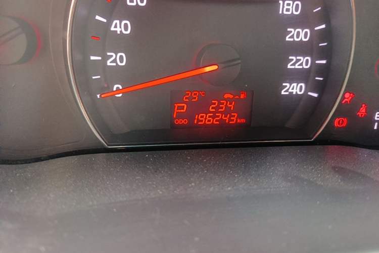 Used Kia Sorento 2013 2.2T 7-seat Diesel Comfort Edition Odometer Close Up