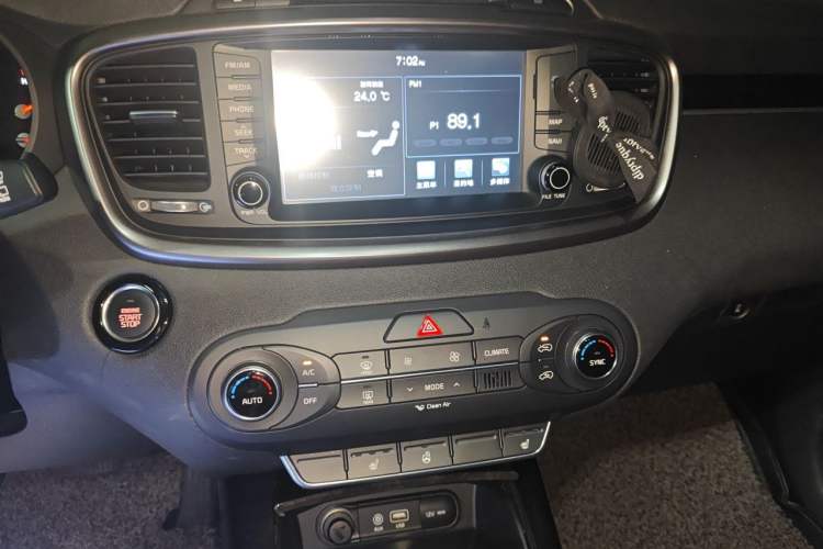 Used Kia Sorento 2015 Sorento L 2.4L Gasoline 4WD Elite Edition 5 Seats China V Emission Standard Audio And AC Panel