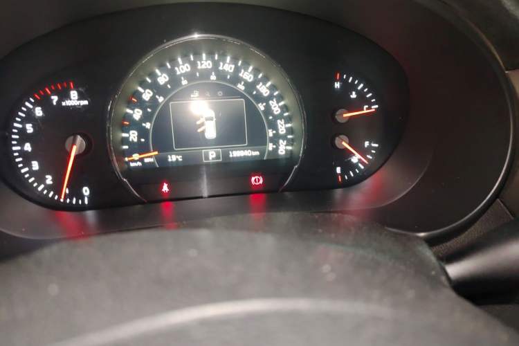 Used Kia Sorento 2015 Sorento L 2.4L Gasoline 4WD Elite Edition 7 Seats China IV Standard Odometer Close Up