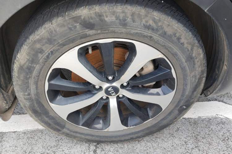 Used Kia Sorento 2015 Sorento L 2.4L Gasoline 4WD Sport Edition 7 Seats China IV Standard Right Front Wheel Hub