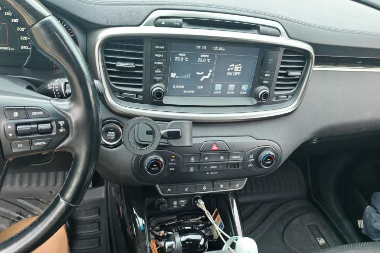 Used Kia Sorento 2015 Sorento L 2.2T Diesel 4WD Prestige Edition 7 Seats China IV Standard Audio And AC Panel