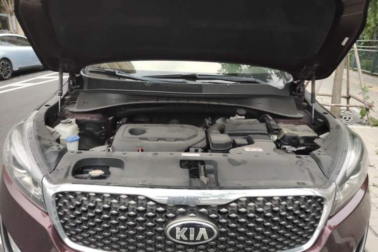 Used Kia Sorento 2015 Sorento L 2.4L Gasoline 4WD Elite Edition 5 Seats China V Emission Standard Engine Bay
