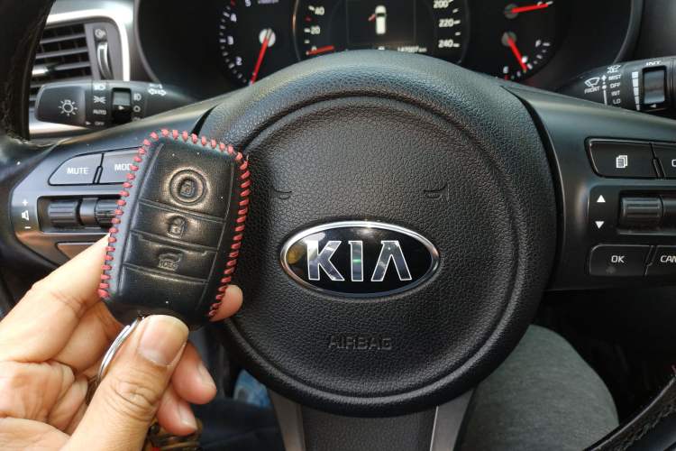 Used Kia Sorento 2015 Sorento L 2.2T Diesel 4WD Elite Edition 7 Seats China IV Standard Vehicle Key