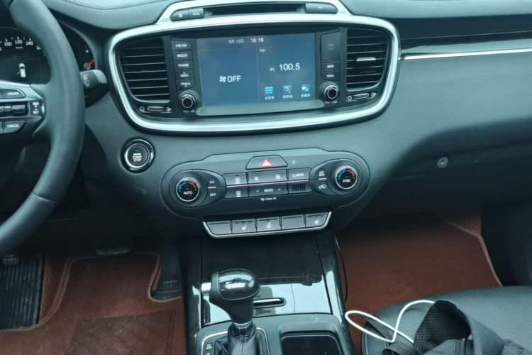 Used Kia Sorento 2015 Sorento L 2.2T Diesel 4WD Elite Edition 7 Seats China IV Standard Audio And AC Panel