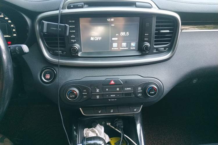 Used Kia Sorento 2015 Sorento L 2.4L Gasoline 4WD Elite Edition 7 Seats China IV Standard Audio And AC Panel