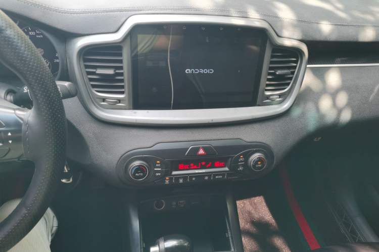 Used Kia Sorento 2015 Sorento L 2.4L Gasoline 4WD Sport Edition 5 Seats China IV Standard Audio And AC Panel