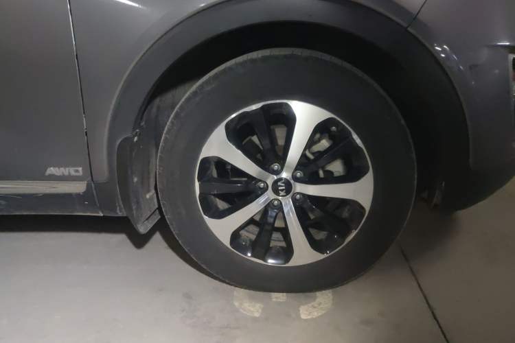 Used Kia Sorento 2015 Sorento L 2.4L Gasoline 4WD Elite Edition 7 Seats China V Emission Standard Right Front Wheel Hub
