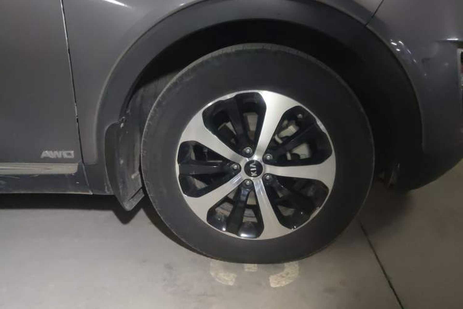 Used Kia Sorento 2015 Sorento L 2.4L Gasoline 4WD Elite Edition 7 Seats China V Emission Standard Right Front Wheel Hub