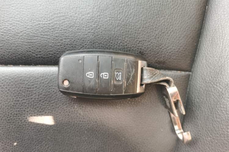 Used Kia Sorento 2015 Sorento L 2.4L Gasoline 4WD Sport Edition 5 Seats China IV Standard Vehicle Key