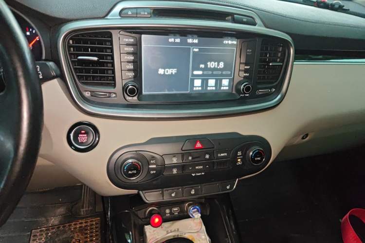 Used Kia Sorento 2015 Sorento L 2.2T Diesel 4WD Elite Edition 7 Seats China IV Standard Audio And AC Panel