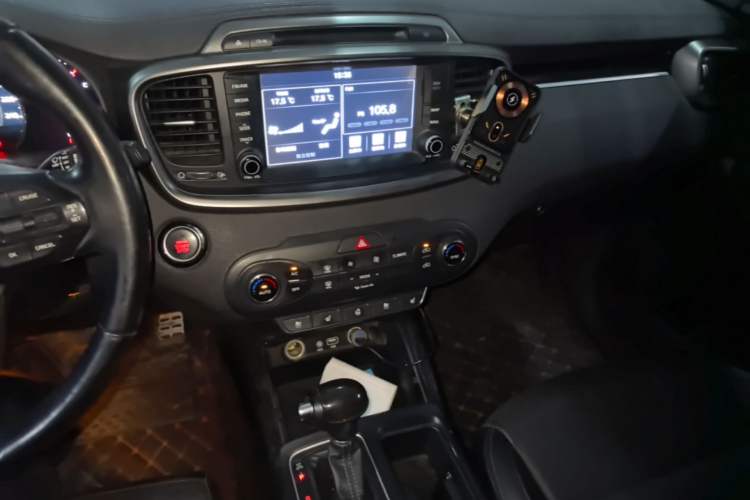 Used Kia Sorento 2015 Sorento L 2.4L Gasoline 4WD Prestige Edition 5 Seats China IV Standard Audio And AC Panel
