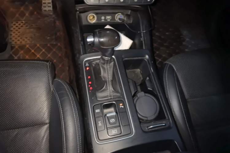Used Kia Sorento 2015 Sorento L 2.4L Gasoline 4WD Prestige Edition 5 Seats China IV Standard Gear Lever