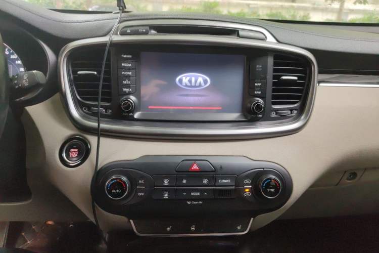 Used Kia Sorento 2015 Sorento L 2.4L Gasoline 4WD Elite Edition 5 Seats China IV Standard Audio And AC Panel