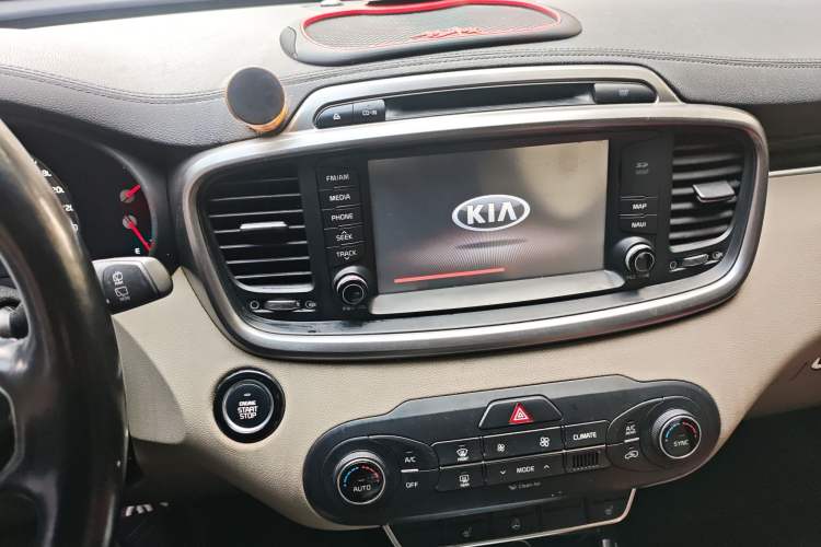 Used Kia Sorento 2015 Sorento L 2.2T Diesel 4WD Elite Edition 7 Seats China IV Standard Audio And AC Panel