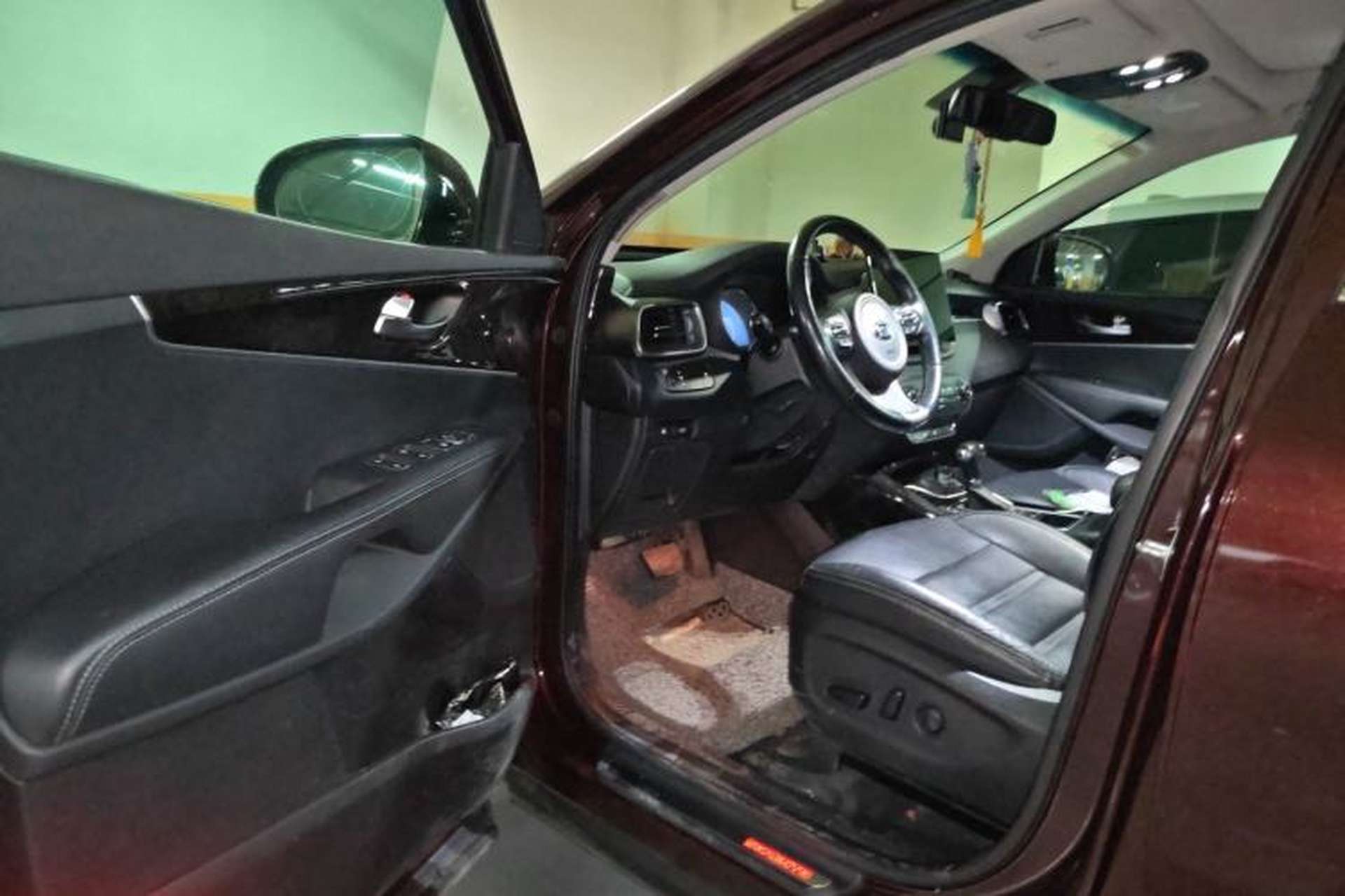 Used Kia Sorento 2015 Sorento L 2.4L Gasoline 4WD Elite Edition 7 Seats China IV Standard Driver Seat