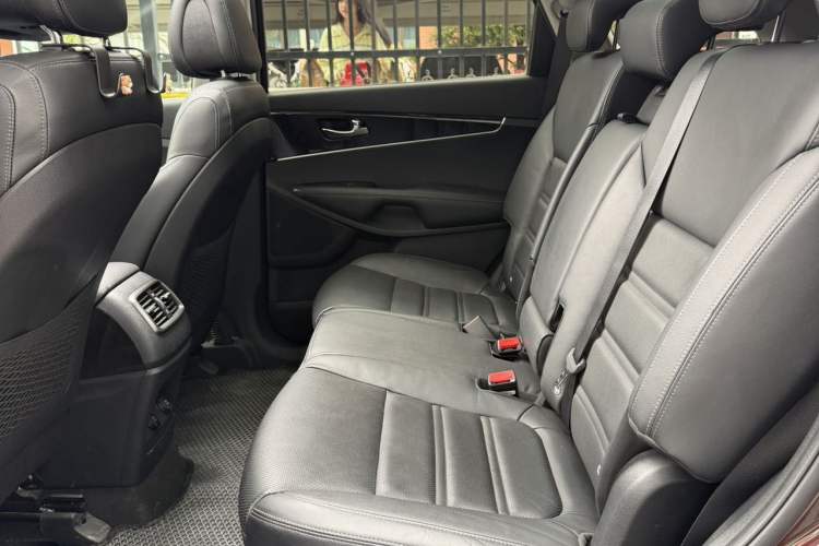 Used Kia Sorento 2015 Sorento L 2.4L Gasoline 4WD Elite Edition 7 Seats China V Emission Standard Left Rear Seat