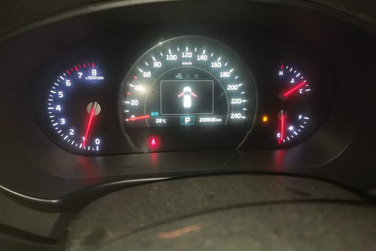 Used Kia Sorento 2015 Sorento L 2.4L Gasoline 4WD Elite Edition 5 Seats China V Emission Standard Odometer Close Up