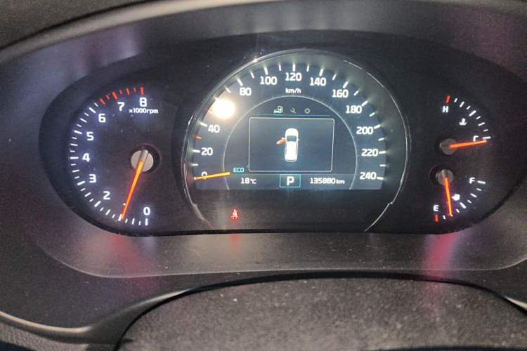 Used Kia Sorento 2015 Sorento L 2.4L Gasoline 4WD Elite Edition 7 Seats China IV Standard Odometer Close Up