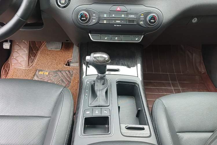 Used Kia Sorento 2015 Sorento L 2.2T Diesel 4WD Elite Edition 5 Seats China IV Standard Gear Lever