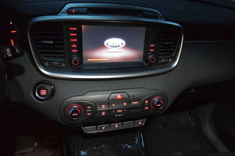 Used Kia Sorento 2015 Sorento L 2.4L Gasoline 4WD Elite Edition 7 Seats China IV Standard Audio And AC Panel