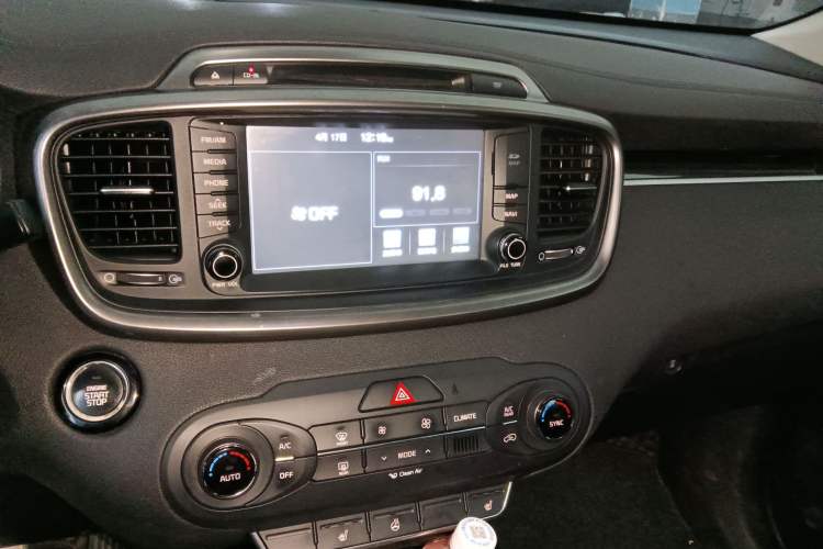 Used Kia Sorento 2015 Sorento L 2.2T Diesel 4WD Elite Edition 7 Seats China IV Standard Audio And AC Panel