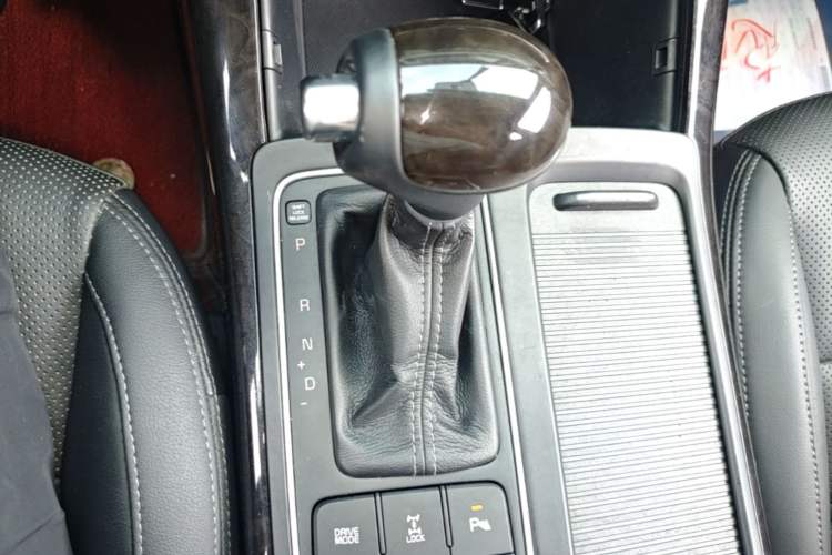 Used Kia Sorento 2015 Sorento L 2.4L Gasoline 4WD Elite Edition 5 Seats China IV Standard Gear Lever