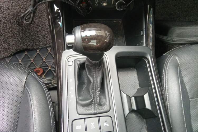 Used Kia Sorento 2015 Sorento L 2.4L Gasoline 4WD Elite Edition 7 Seats China V Emission Standard Gear Lever
