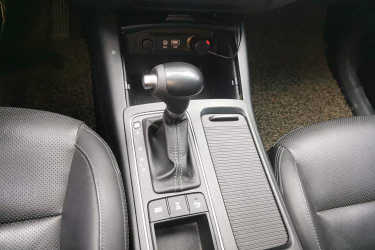 Used Kia Sorento 2015 Sorento L 2.4L Gasoline 4WD Sport Edition 5 Seats China IV Standard Gear Lever