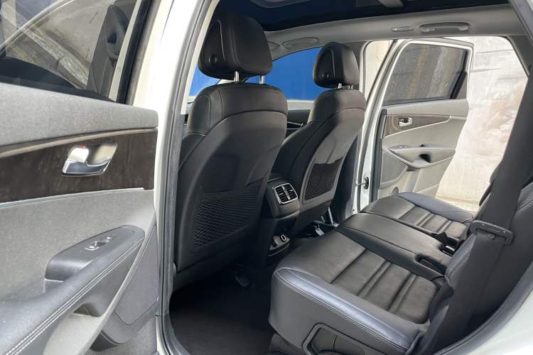 Used Kia Sorento 2015 Sorento L 2.2T Diesel 4WD Prestige Edition 7 Seats China IV Standard Interior 2