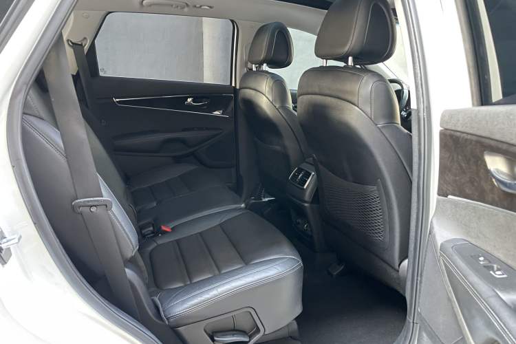Used Kia Sorento 2015 Sorento L 2.2T Diesel 4WD Prestige Edition 7 Seats China IV Standard Interior 3