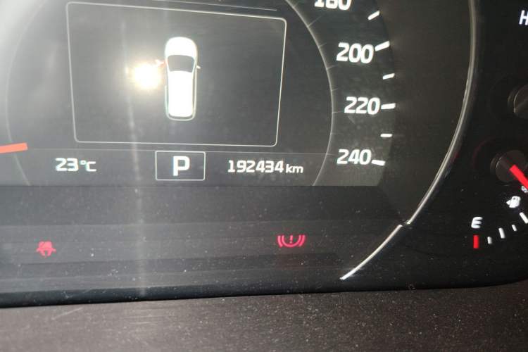 Used Kia Sorento 2015 Sorento L 2.4L Gasoline 4WD Elite Edition 7 Seats China IV Standard Odometer Close Up