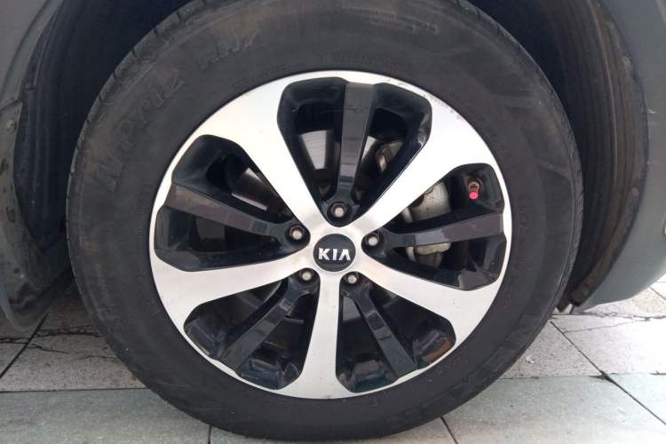 Used Kia Sorento 2015 Sorento L 2.4L Gasoline 4WD Elite Edition 7 Seats China V Emission Standard Right Front Wheel Hub