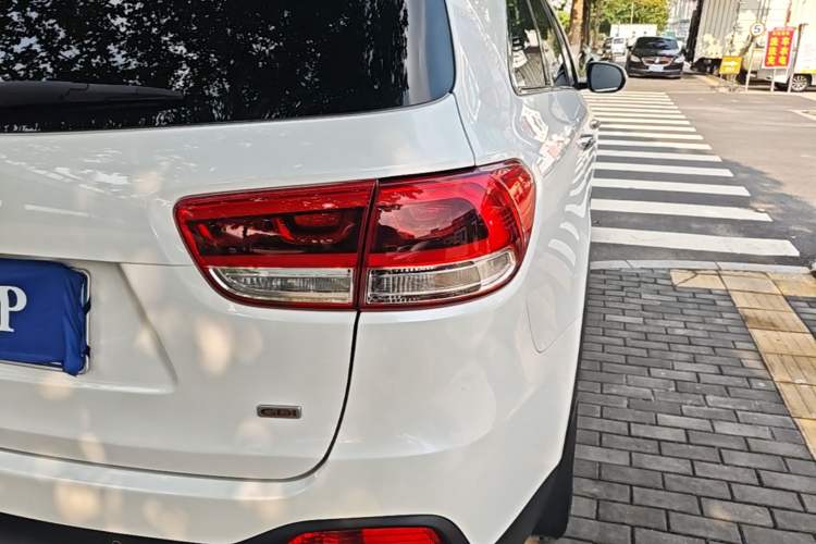 Used Kia Sorento 2015 Sorento L 2.4L Gasoline 4WD Elite Edition 5 Seats China IV Standard Right Rear Taillight