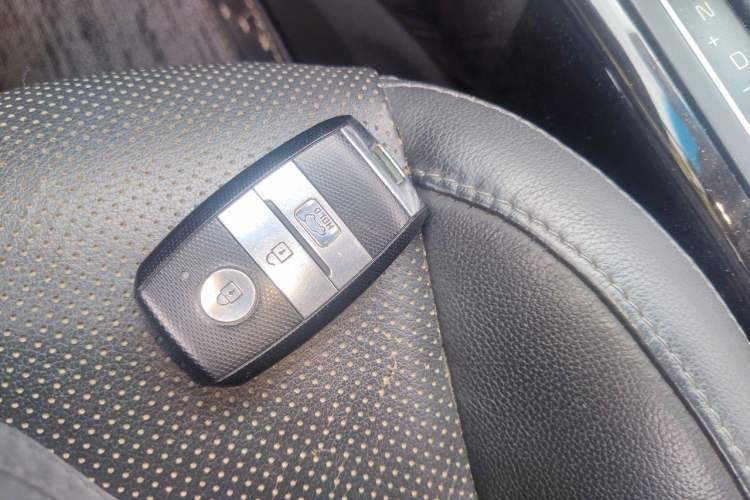 Used Kia Sorento 2015 Sorento L 2.2T Diesel 4WD Elite Edition 7 Seats China IV Standard Vehicle Key