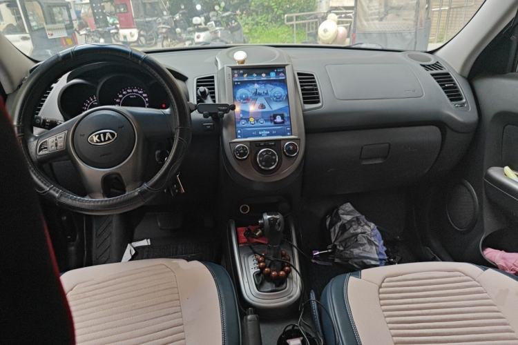 Used Kia Soul 2010 1.6L AT GL Center Console