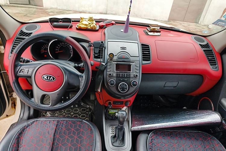 Used Kia Soul 2010 1.6L AT Premium Center Console