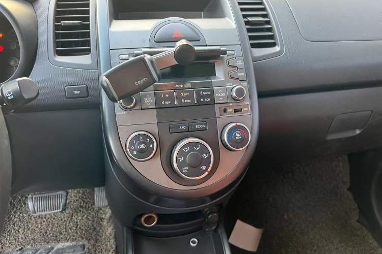Used Kia Soul 2010 1.6L AT GL Audio And AC Panel